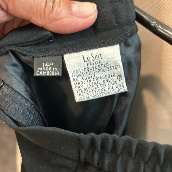 LE SUIT Petite skirt suit. Button front jacket w/self tie belt. Tan and black. - Picture 4 of 8